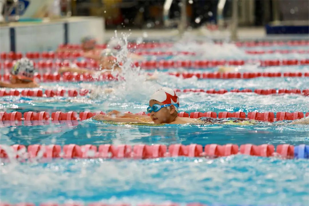  左右滑动查看更多>本届赛事由上海市游泳协会主办,黄浦区体育局,黄浦