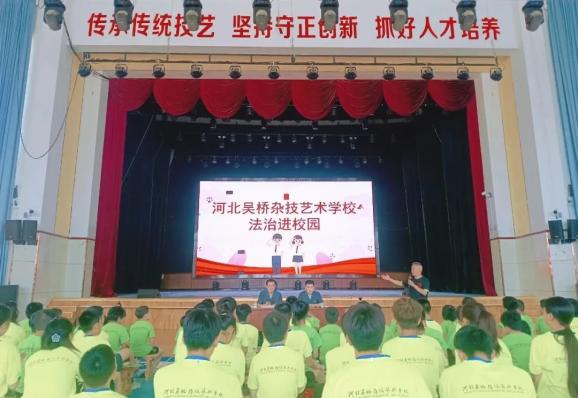 6月1日,吴桥法院法治副校长祁峰,赵志良走进河北吴桥杂技艺术学校