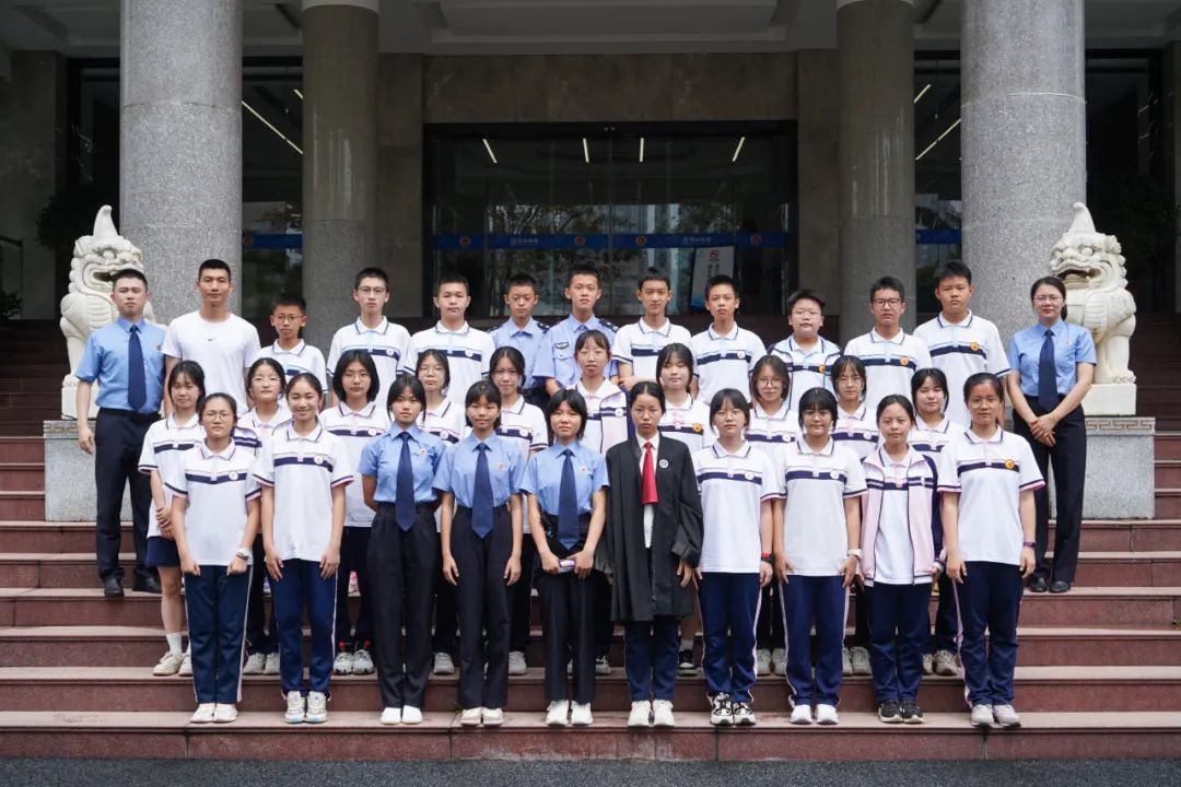 上午九点,厦门市育才中学30名学生代表来到同安区检察院,在检察干警的