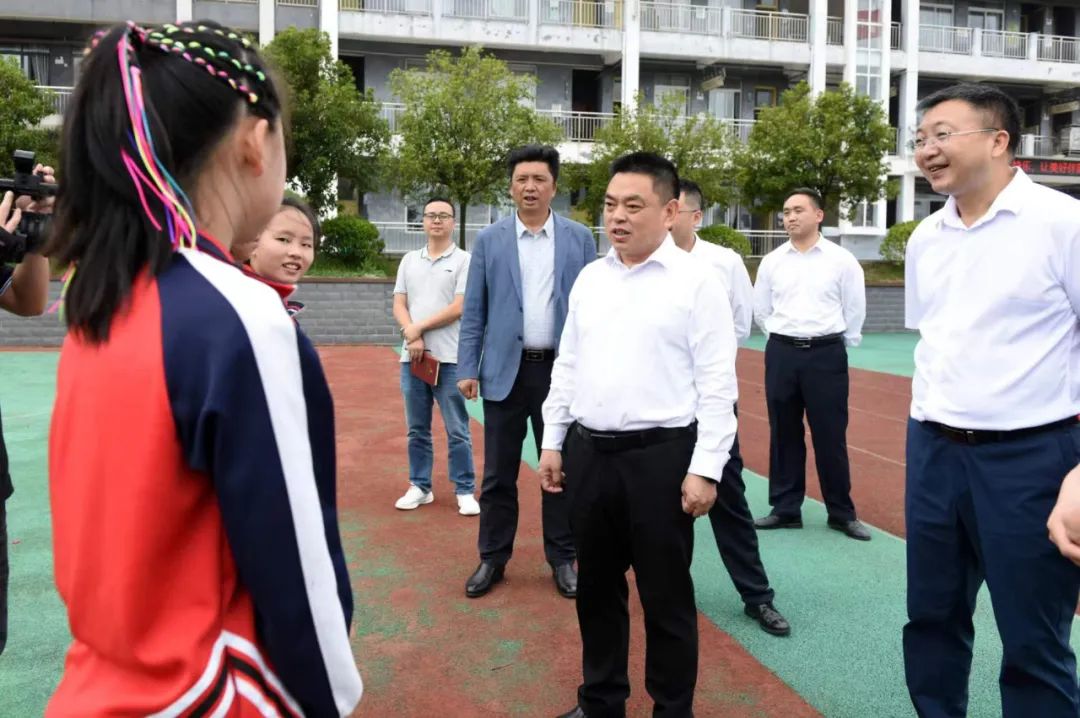 唐友波开展"六一"慰问并检查高考筹备工作时强调