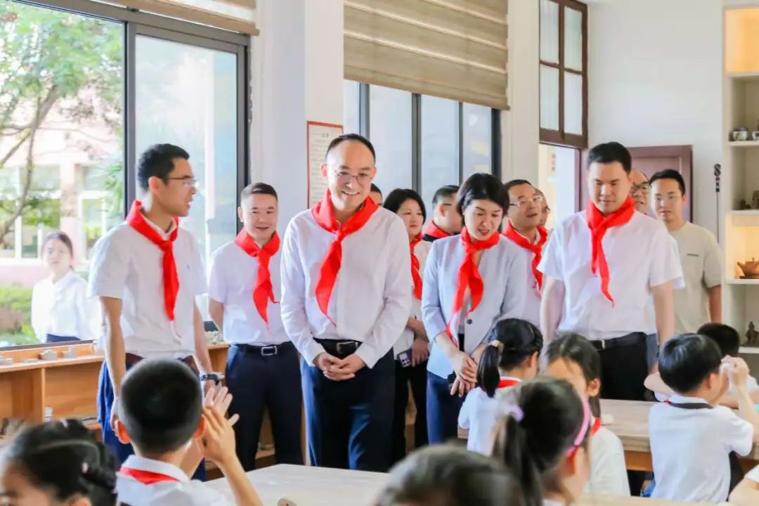 县委书记章寿禹前往昆阳镇,万全镇等地,走访看望儿童和教师,向儿童们