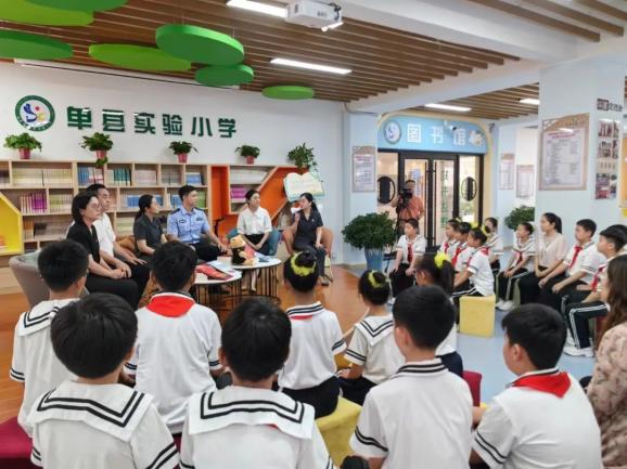 初夏的单县实验小学书声琅琅,朝气蓬发,在菏泽市中院和单县法院的精心