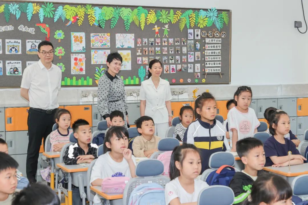 区领导开展"六一"慰问活动