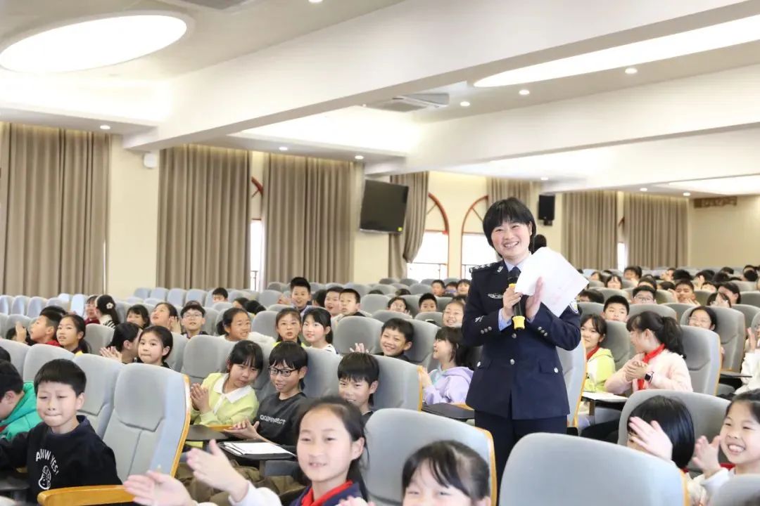 她,就是临海市公安局杜桥派出所民警朱剑虹,是大人口中的小朱警官