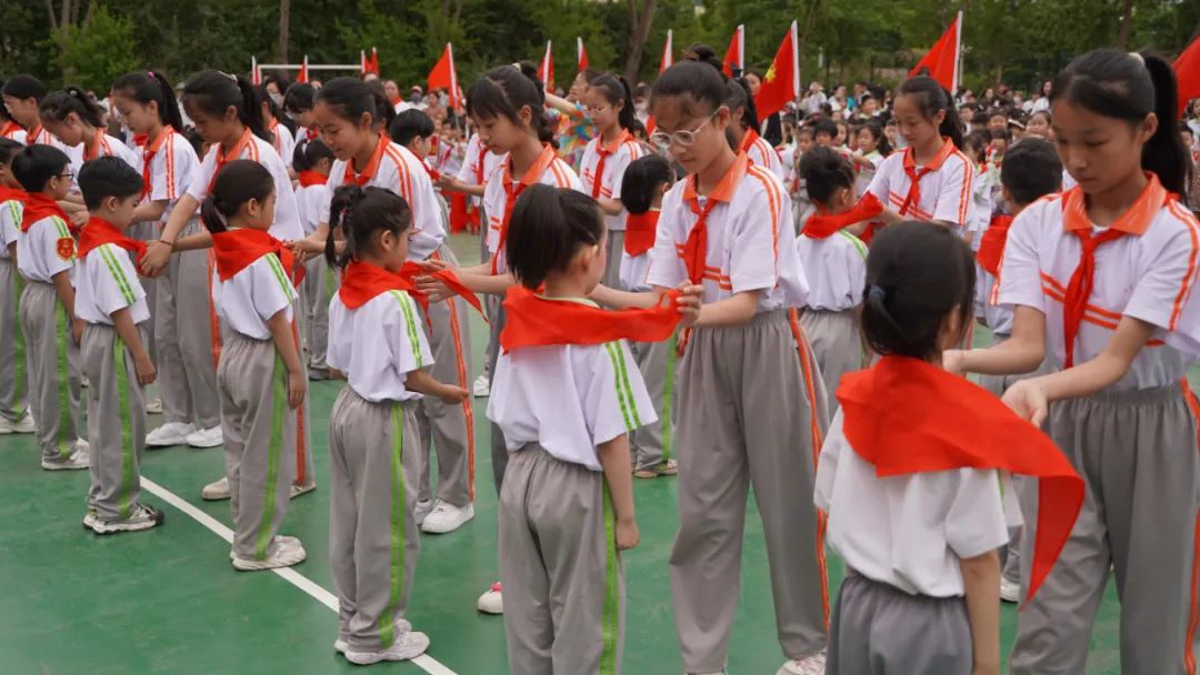 5月29日,磁县崇文学校在学校操场举行了以"红领巾爱祖国"为主题的庆"