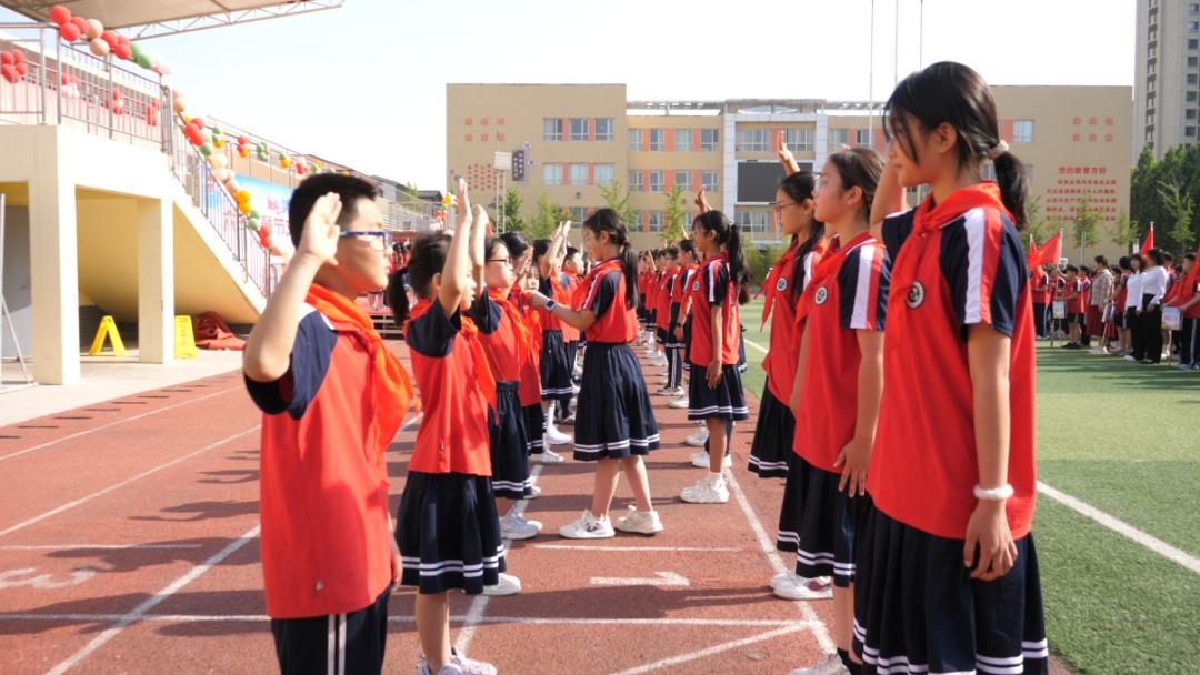 "六一"前夕,磁县第三实验学校在学校操场举行少先队新队员入队仪式.