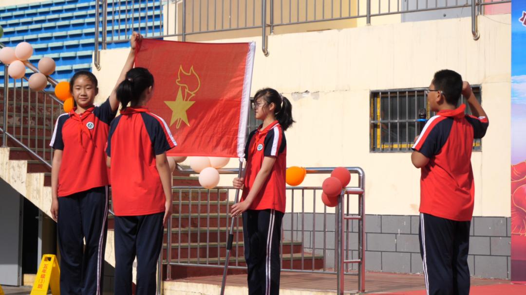"六一"前夕,磁县第三实验学校在学校操场举行少先队新队员入队仪式.