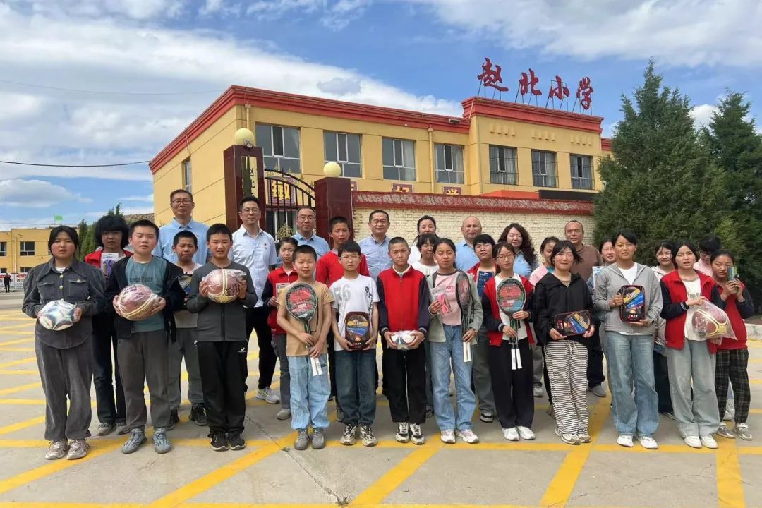左右滑动,查看更多中储粮大同直属库组织工作人员为辖区学校捐赠篮球