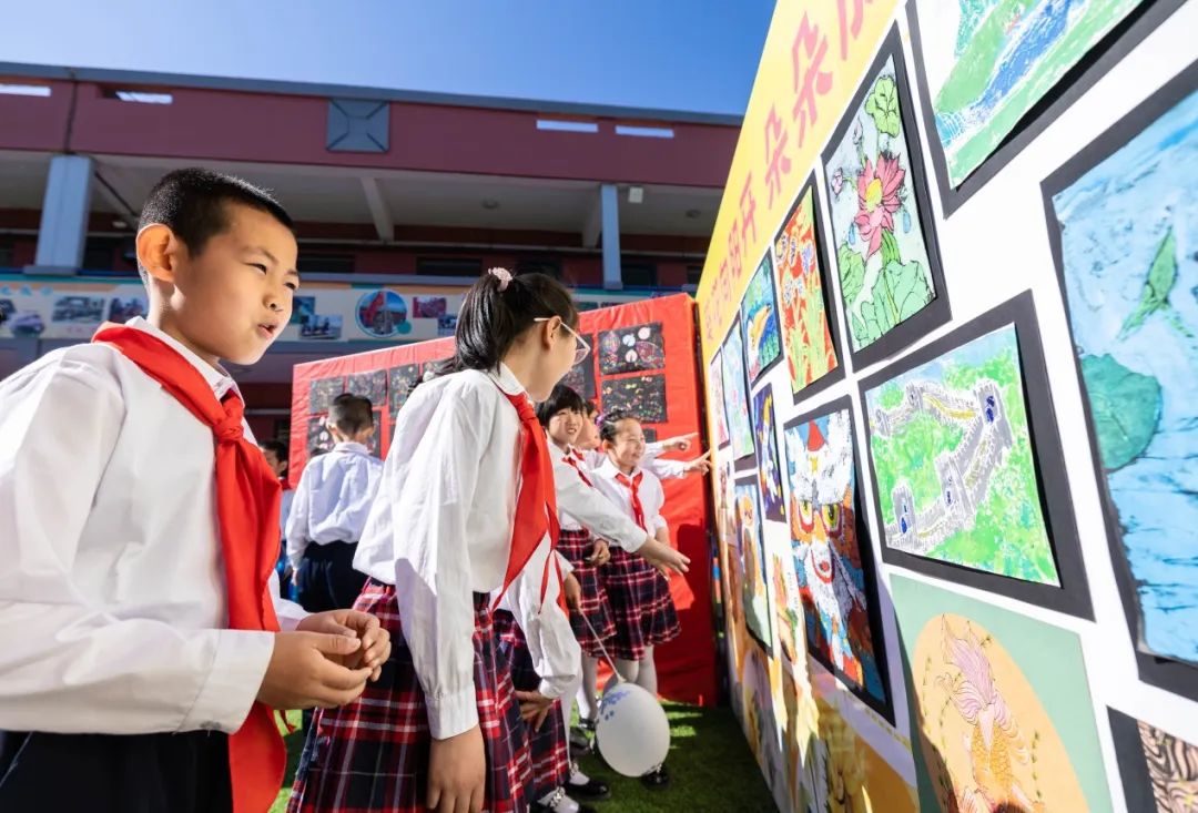 市玉泉区西菜园小学学生在庆六一文艺演出现场表演舞蹈《上春山》