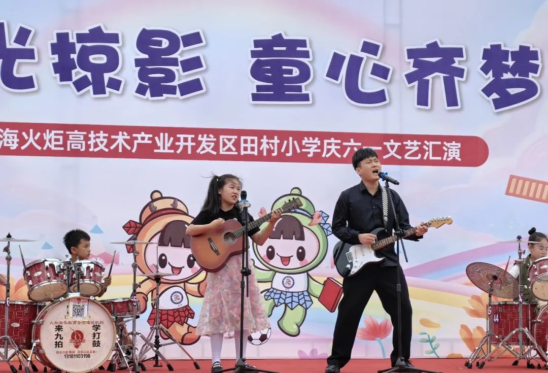 在区各中学,伴着"六一"的欢快旋律,曾经的孩童已然长成翩翩少年,然而