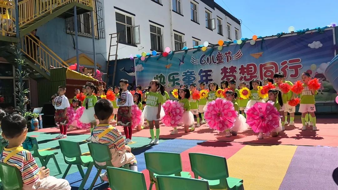 5月31日,工人新村街道政协活动小组走进北新村小学,开展以"情暖六一