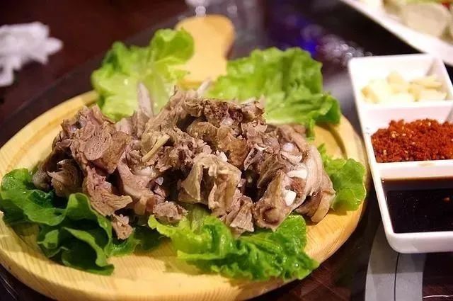 尔达克是阿克塞人招待客人和日常食用的一种最常见的家常美食,由羊肉