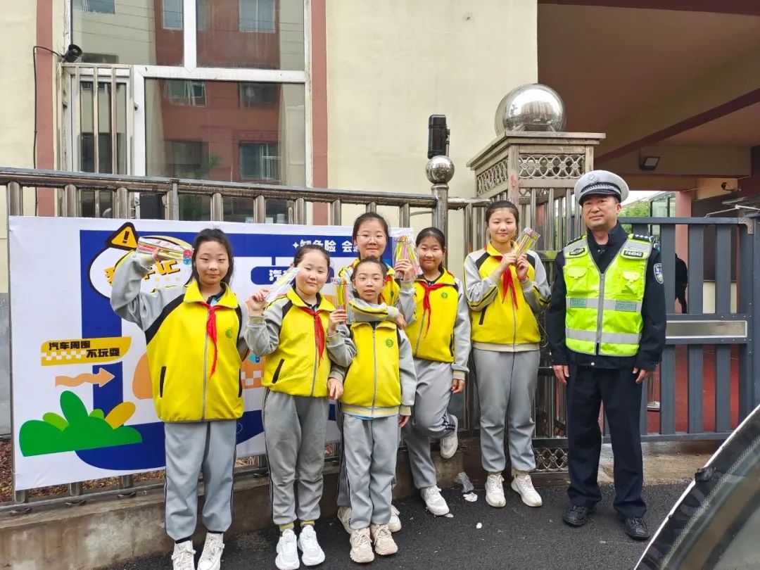 "六一"儿童节来临之际,白山市公安局交警支队组织辖区各大队走进小学