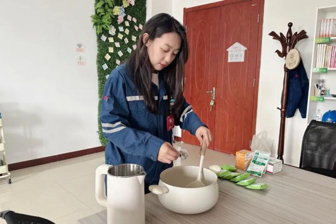 检修部志愿女工亲手制作消暑凉茶,冰箱里爱意满满的冷饮雪糕……职工
