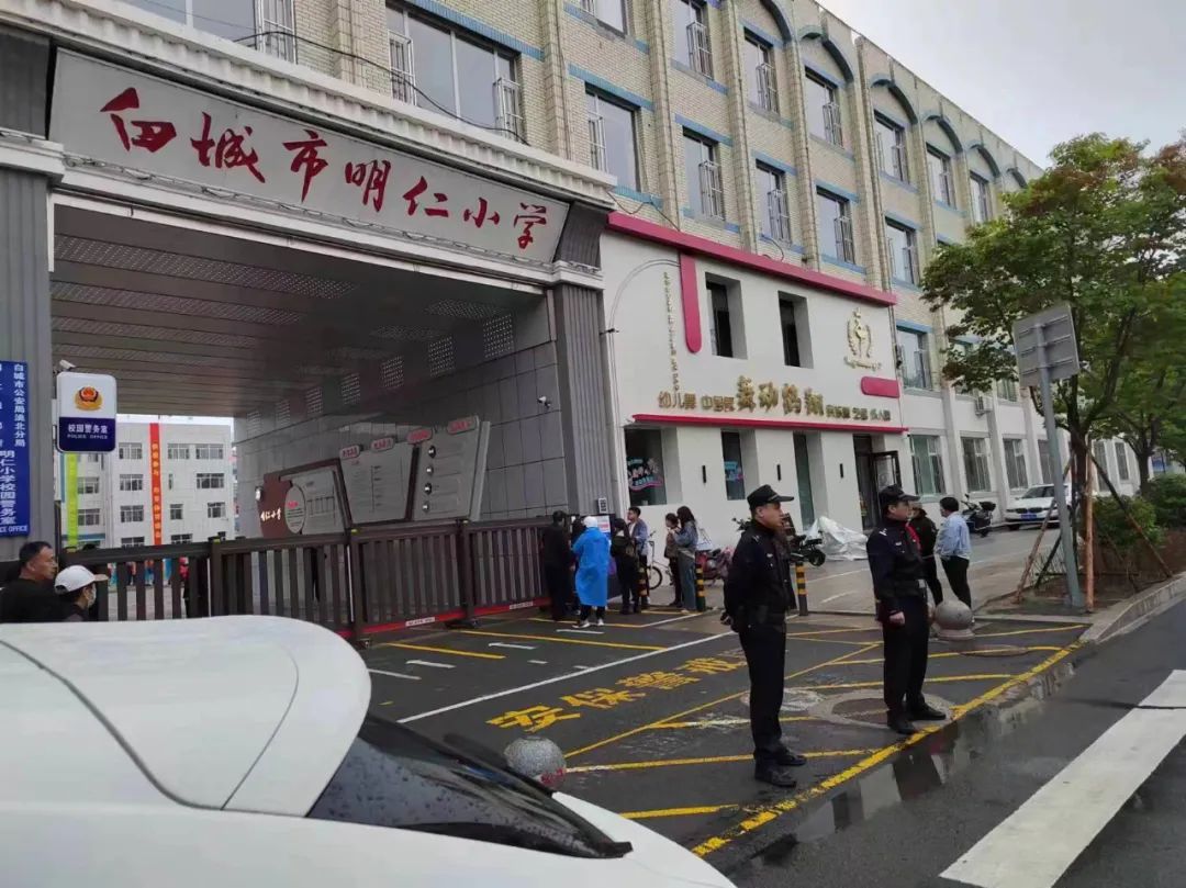 洮北区各小学运动会现场参与执勤工作的民辅警,受到了家长和师生们的