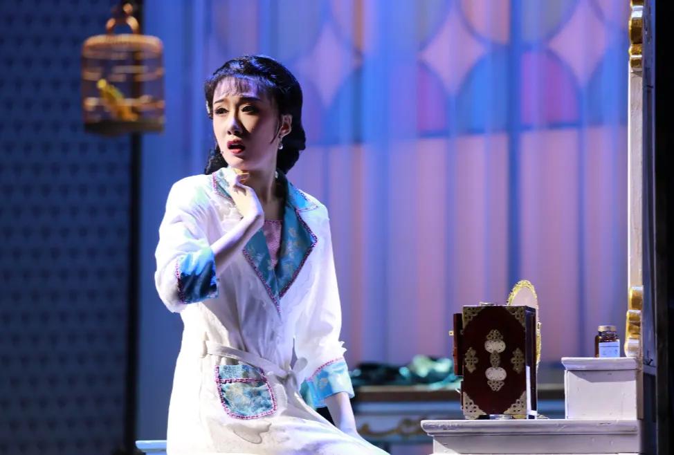 上海越剧院徐派青年演员俞果以越剧《舞台姐妹》饰演的邢月红,获得第