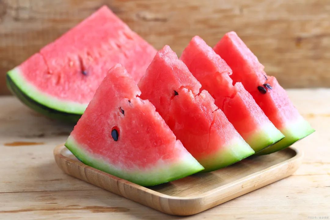 所以,问题的关键并不在于是否隔夜,而是西瓜切开后的保存方法.