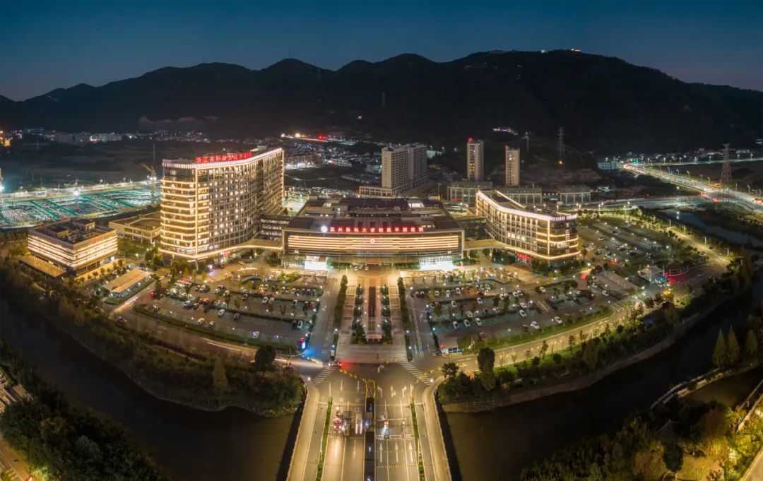 吴来新《农村路灯》吴来新《戏》吴仁实《一致》吴小芳《龙虾收成忙》