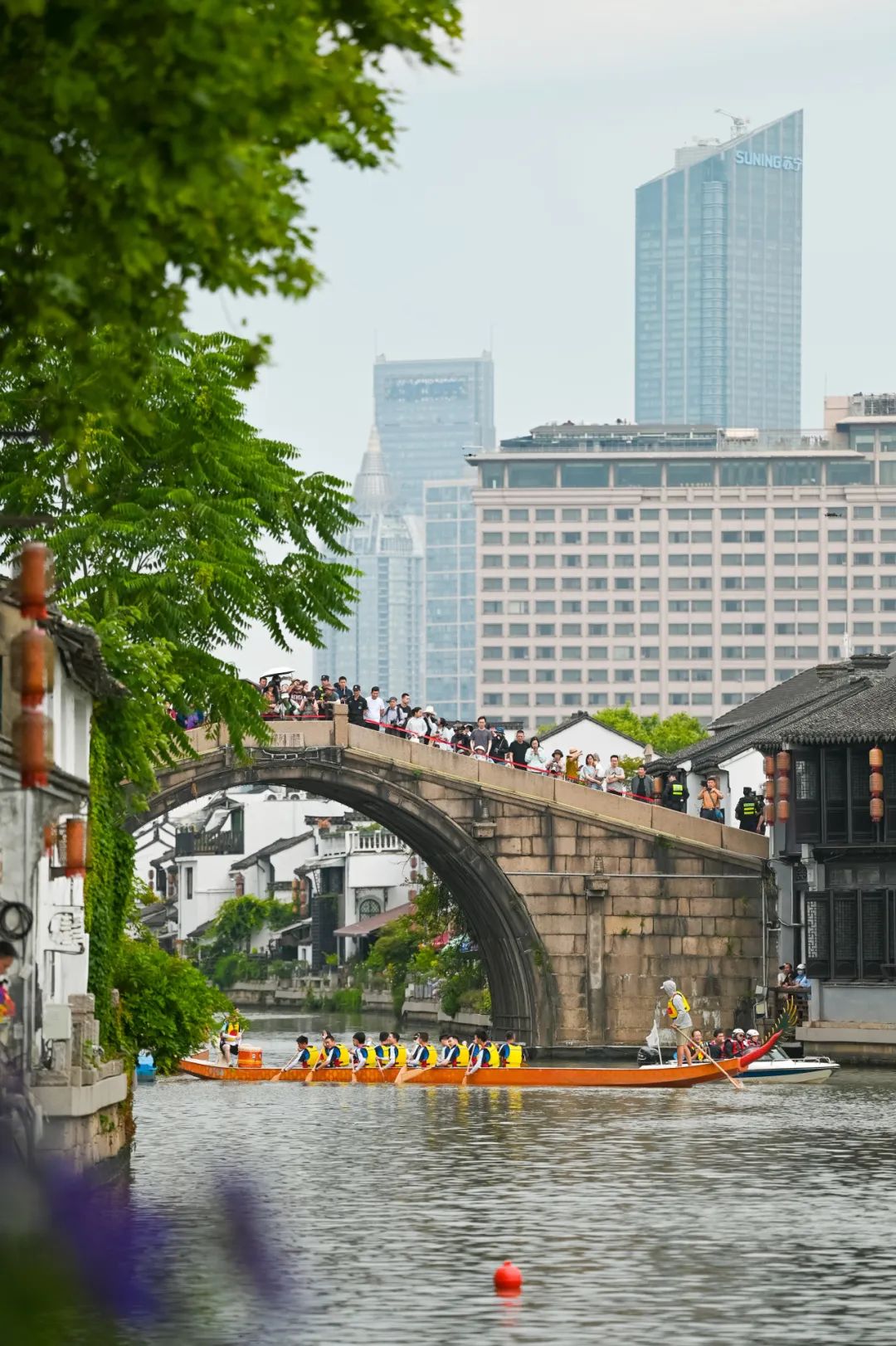 赛事选址在古运河精华段,既是向市民游客展现无锡人文特色,诠释对历史