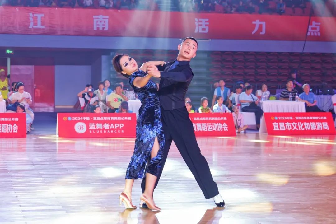 于秋璠;陈龙,王旭静为大家带来了极富感染力的拉丁舞,标准舞表演,让在