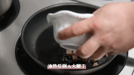 在锅中加入橄榄油,低温时加入2个无菌蛋,并在鸡蛋上撒上少许食盐和黑