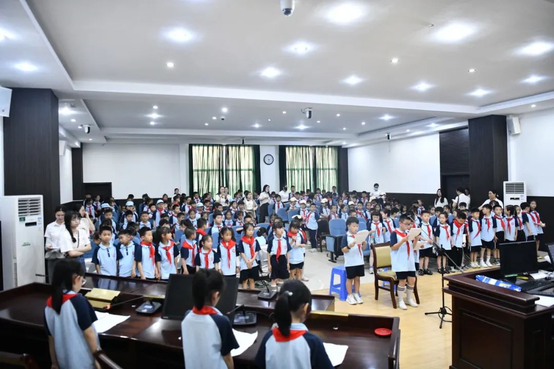 5月31日,平潭法院邀请平潭实验小学(滨湖校区)学生走进海坛人民法庭