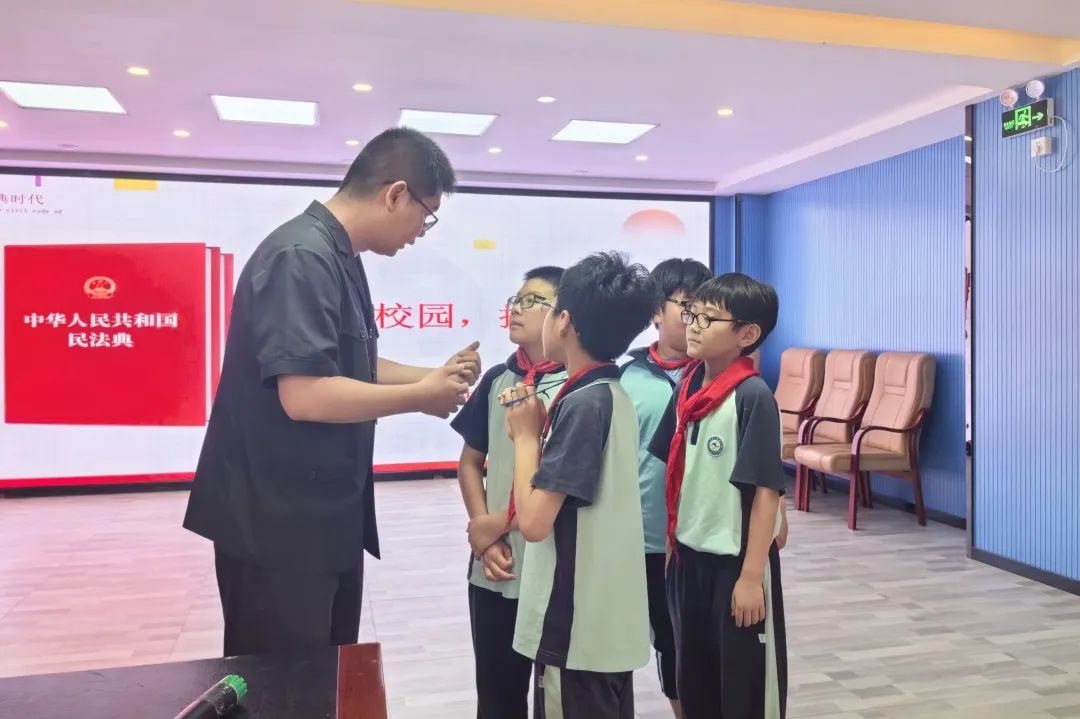 5月31日,民事审判庭前往平潭第二实验小学开展"典亮校园,护未成长"