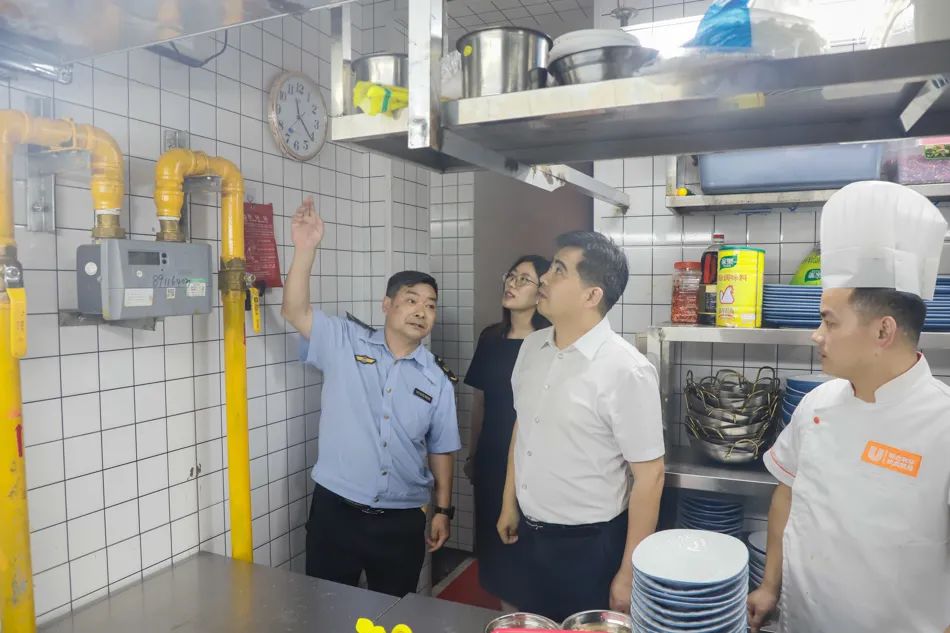胡俊峰督导检查燃气安全工作