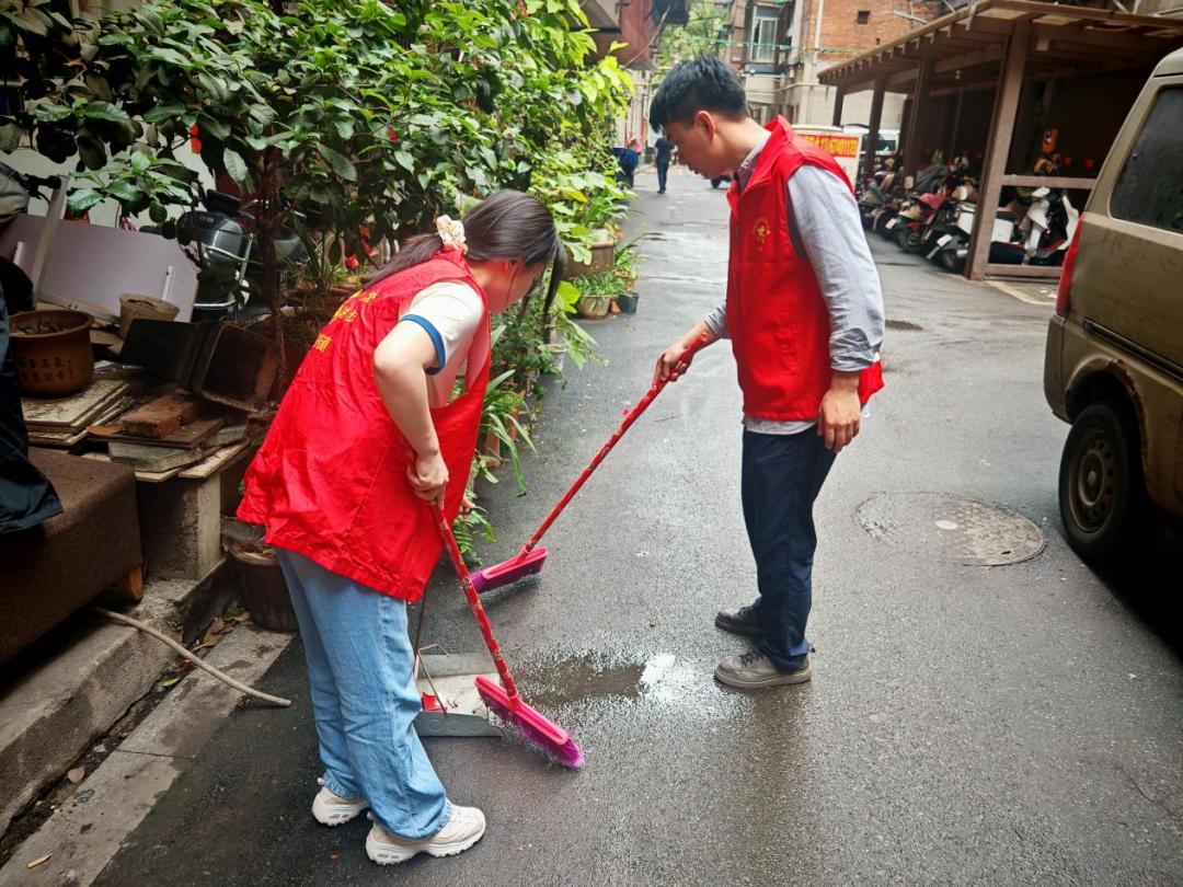 区司法局一行人到建新社区开展环境卫生大扫除活动.