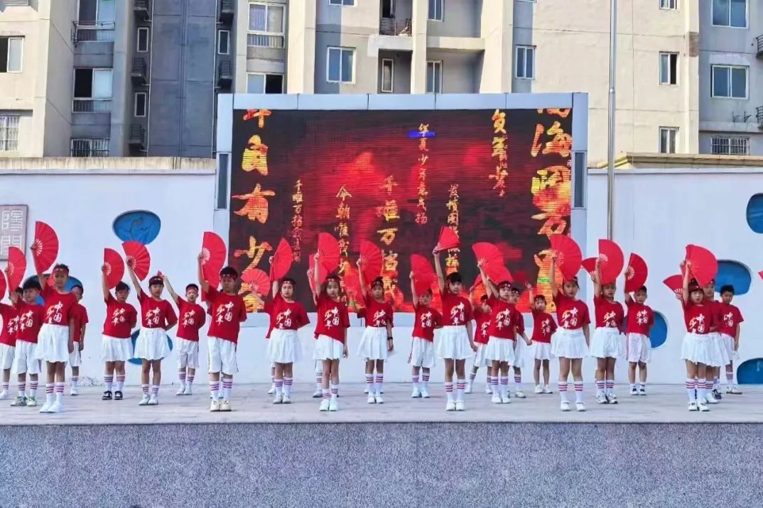 (左右滑动查看)为庆祝"六一"儿童节的到来,羊子巷学校教育集团朝阳
