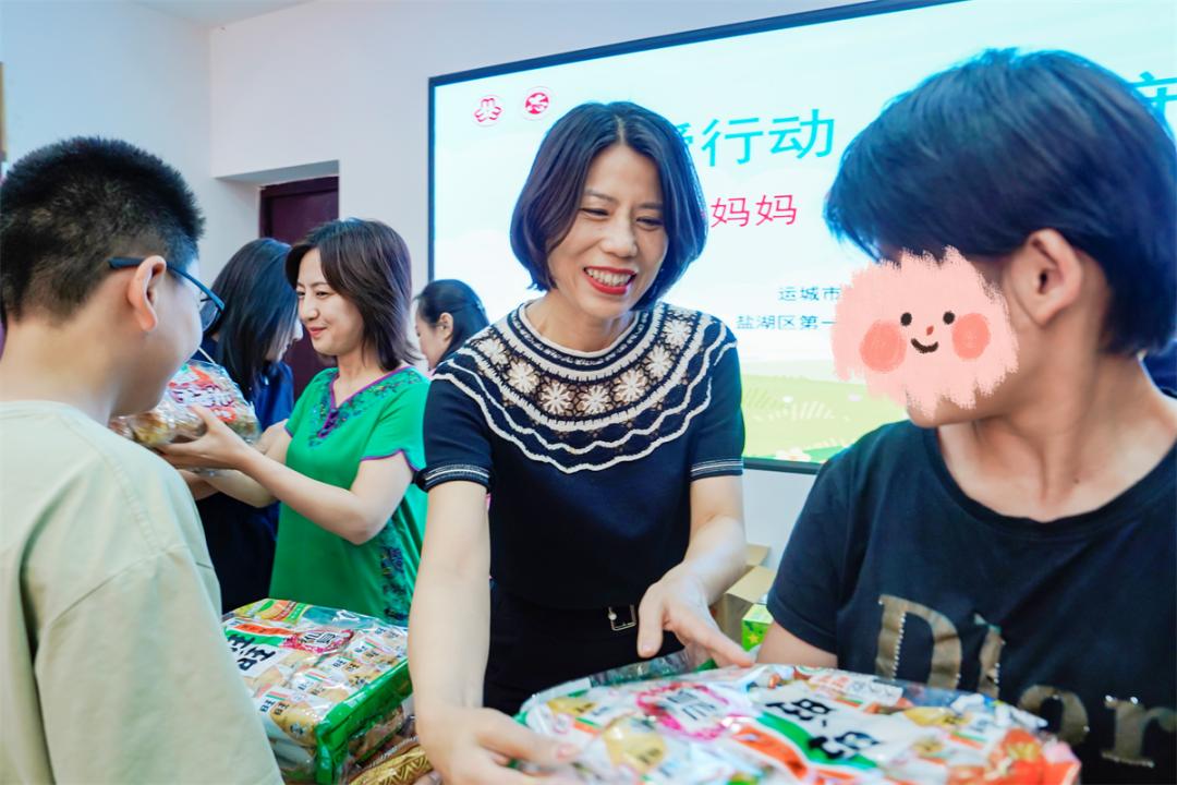 活动中,苏引萍为"三晋爱心妈妈示范工作站"——第