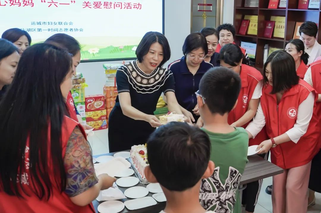 活动中,苏引萍为"三晋爱心妈妈示范工作站"——第