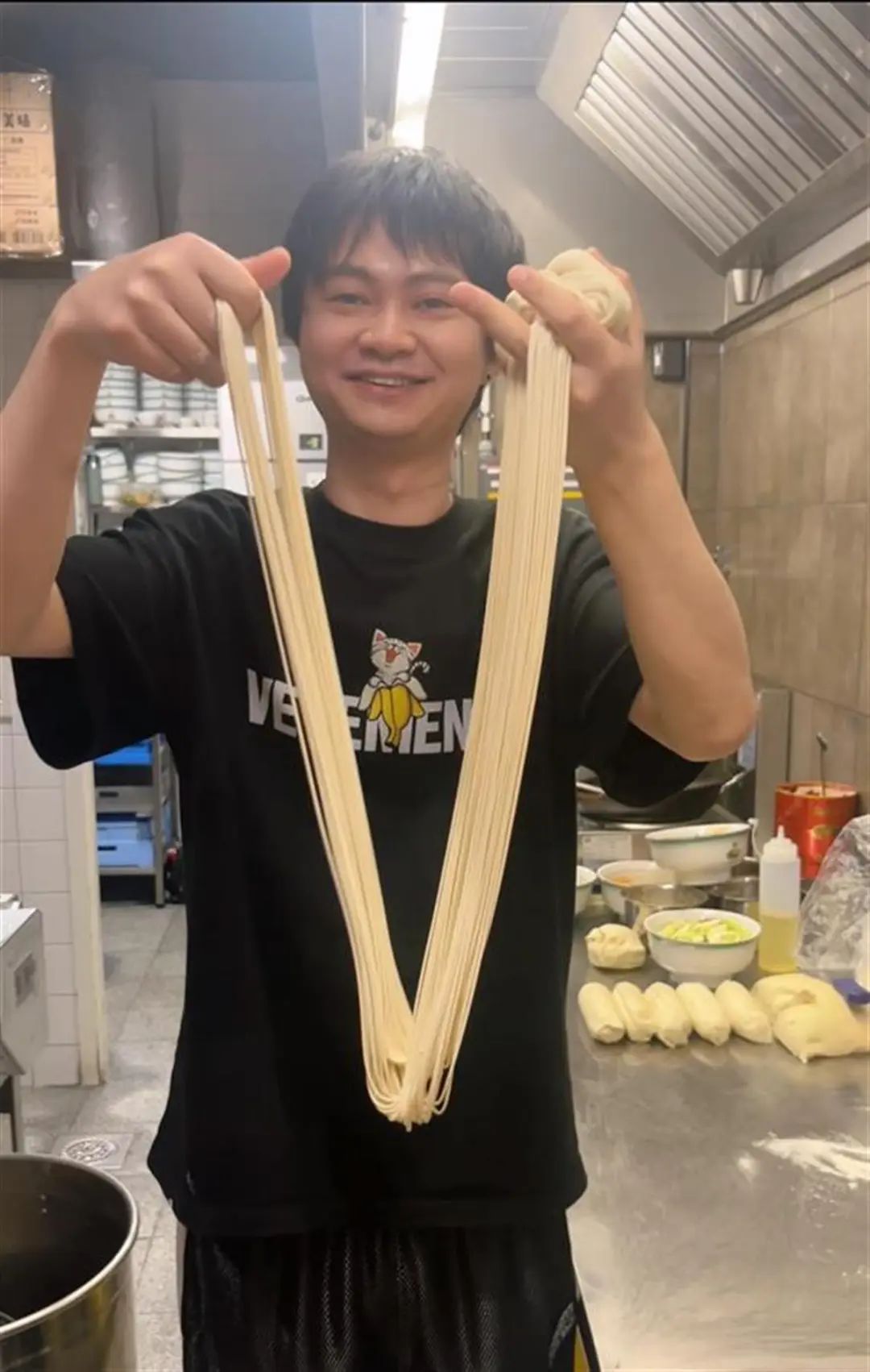 周延学做拉面(图片来源:受访者供图)"这次回国,就是准备找三名拉面