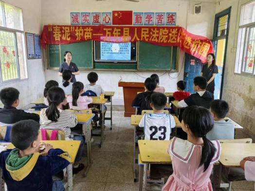 "护苗宣讲团成员钱艳艳,张怡纯前往上坊乡程源小学开展普法宣传教育