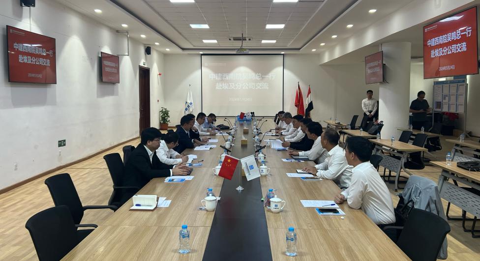 中建埃及董事长常伟才,总经理王智和吴鸣共同回顾了合作发展历程,并就