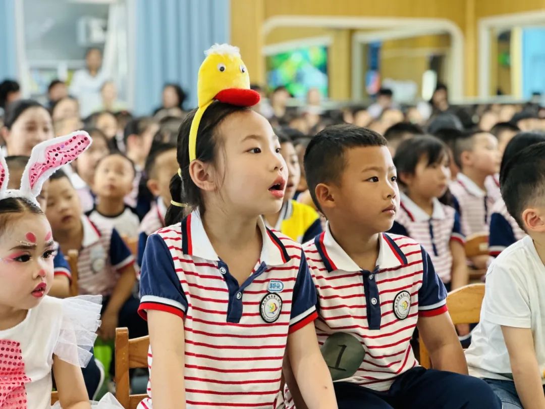 洞头区霓屿义务教育学校举行了以"经典传承不息,诵读启智润心"为主题