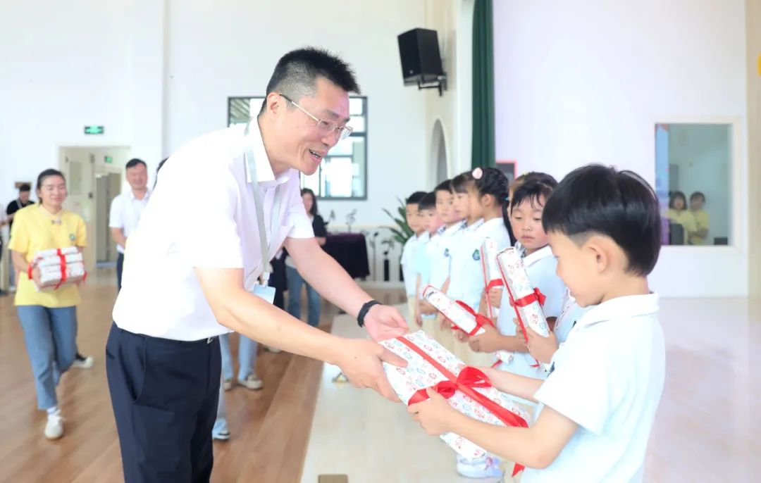 5月31日上午,县委书记陈曦来到幼儿园,小学看望慰问少年儿童,代表县委