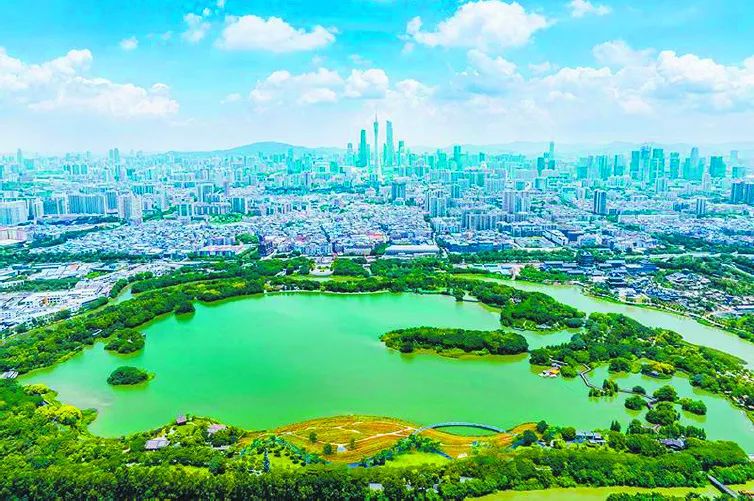 只征不转"方式,将一片万亩果园修复成一座占地1100公顷的城央湿地公园