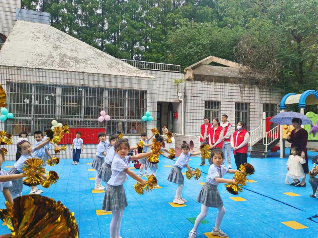 岗湾街道牌楼社区妇联联合县幼儿园共同举办了一场别开生面的以"五彩