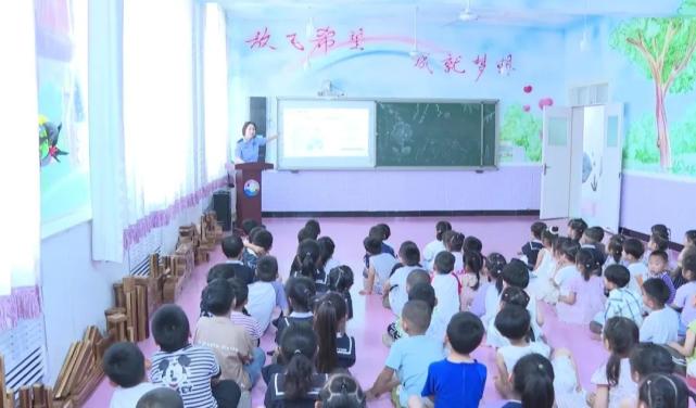 活动还邀请了南岗镇派出所民警为幼儿园师生讲解了消防安全,电信诈骗