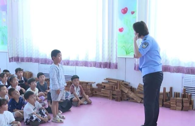 活动还邀请了南岗镇派出所民警为幼儿园师生讲解了消防安全,电信诈骗