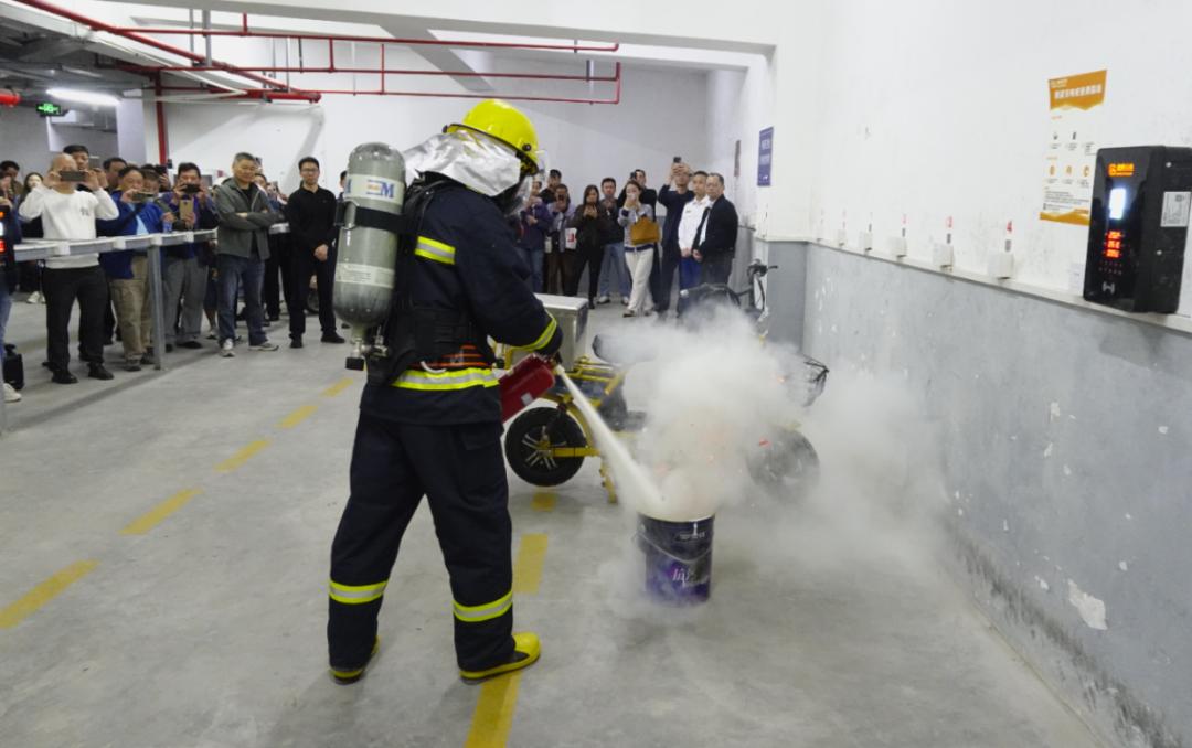 专项培训 模拟演练,普陀开展住宅小区非机动车消防演练