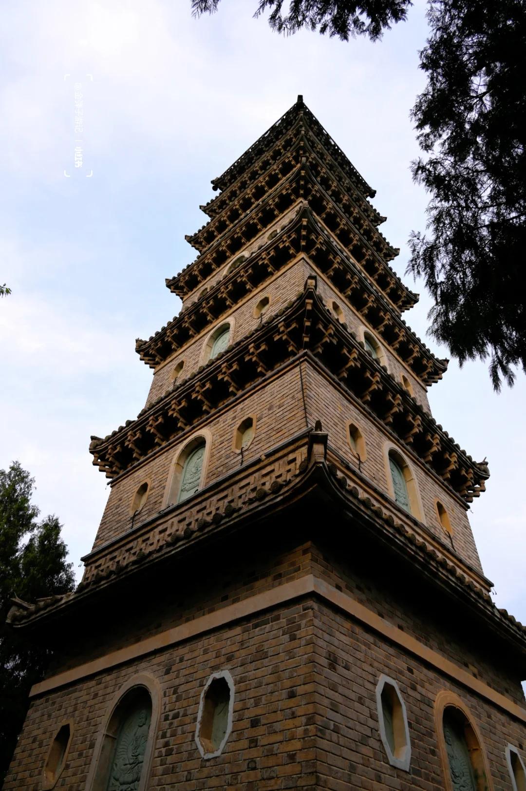 这里以紫云洞和玉京洞最为著名,山顶有赤城塔,为南朝梁岳阳王妃所建