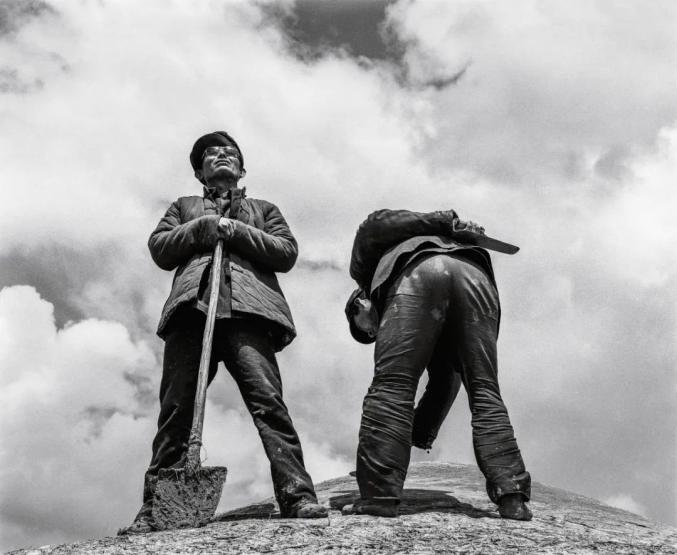 修缮房屋的村民,1990年,内蒙古自治区翁牛特旗苦恋摄影艺术近半个世纪