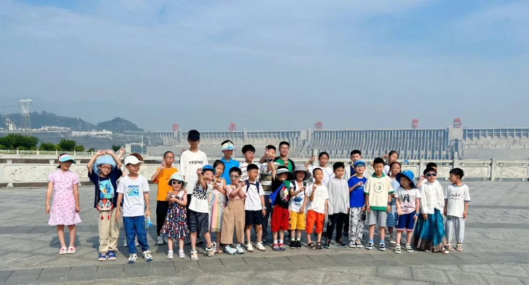 孩子们在三峡大坝前合影三峡工程和金沙江巨型水电站是全国爱国