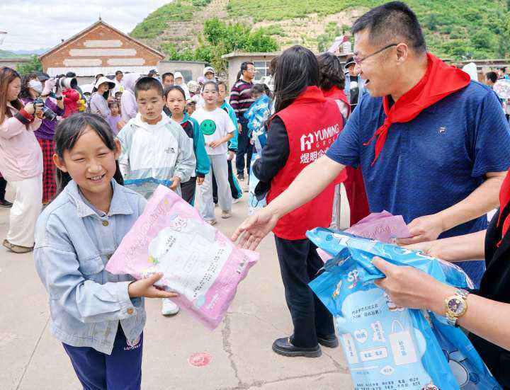 她带领众多爱心企业和志愿者,为黄土营小学,东贺庄小学建起爱心厨房