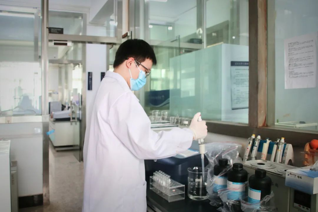 在第八届全国大学生水利创新设计大赛中,张奥南与其他四位团队成员