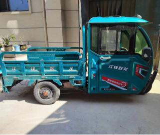 2,蓝色百事利牌三轮电动车3,绿色金彭牌新能源电动四轮车4,白色美迪牌