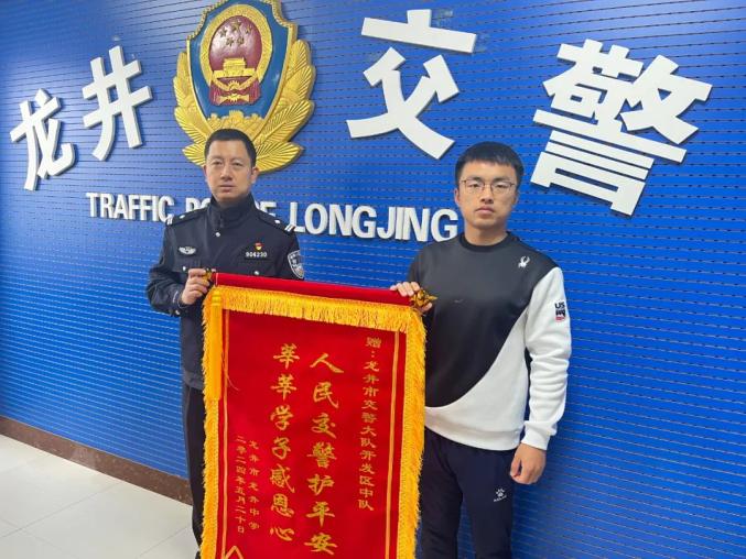 其中一面锦旗上印着"人民警察为人民 热心帮助暖民心".