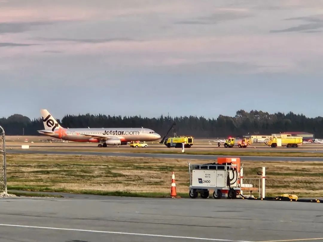 航展上两飞机相撞 1人死亡;一架客机降落时偏出跑道